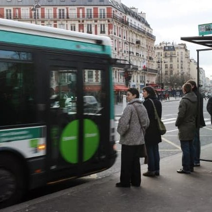 Cultination1's tweet photo. 🇫🇷🥹♿ IL VIDE COMPLÈTEMENT SON BUS POUR LAISSER MONTER UN HOMME EN FAUTEUIL ROULANT.

En octobre 2018, porte de Clichy (17e arrondissement de Paris), François Le Berre, atteint de sclérose en plaques, attend le bus avec son frère.

La rampe d’accès est déployée… mais aucun passager ne bouge pour lui faire de la place.

Le chauffeur observe, descend de sa cabine, se lève et annonce d’une voix ferme : « Terminus ! Tout le monde descend ! »

Il se tourne vers François et lui dit calmement : « Montez, Monsieur. »

Puis, aux autres voyageurs : « Attendez le prochain. »

François raconte : « Personne ne voulait bouger malgré la rampe. Quand il a vu ça, le chauffeur est intervenu très vite. Il s’est levé et a dit : “Tout le monde descend”. Les gens sont sortis, certains en râlant un peu.

Il nous a ensuite dit : “Tout le monde pourrait avoir besoin d’un fauteuil roulant un jour.” »

François ajoute : « Il n’a aucun membre handicapé dans sa famille, mais il a juste eu un peu de civisme. C’est tout. »
( The Independent )