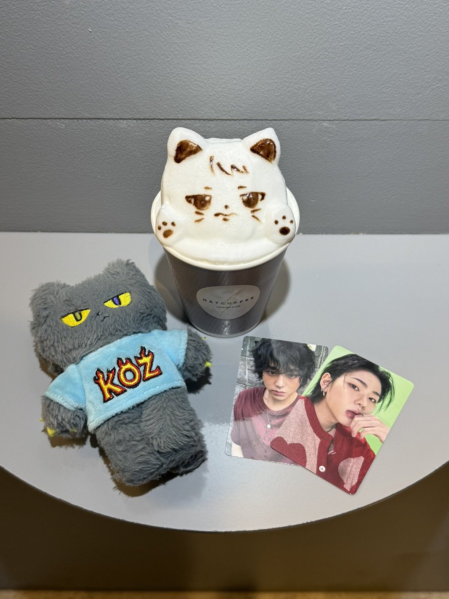 한국에 코냥이 두고가서🥲
스껄이랑 같이 찰칵..!!
퐁신말랑우유거품코냥이 너무 코여워🤧🤍