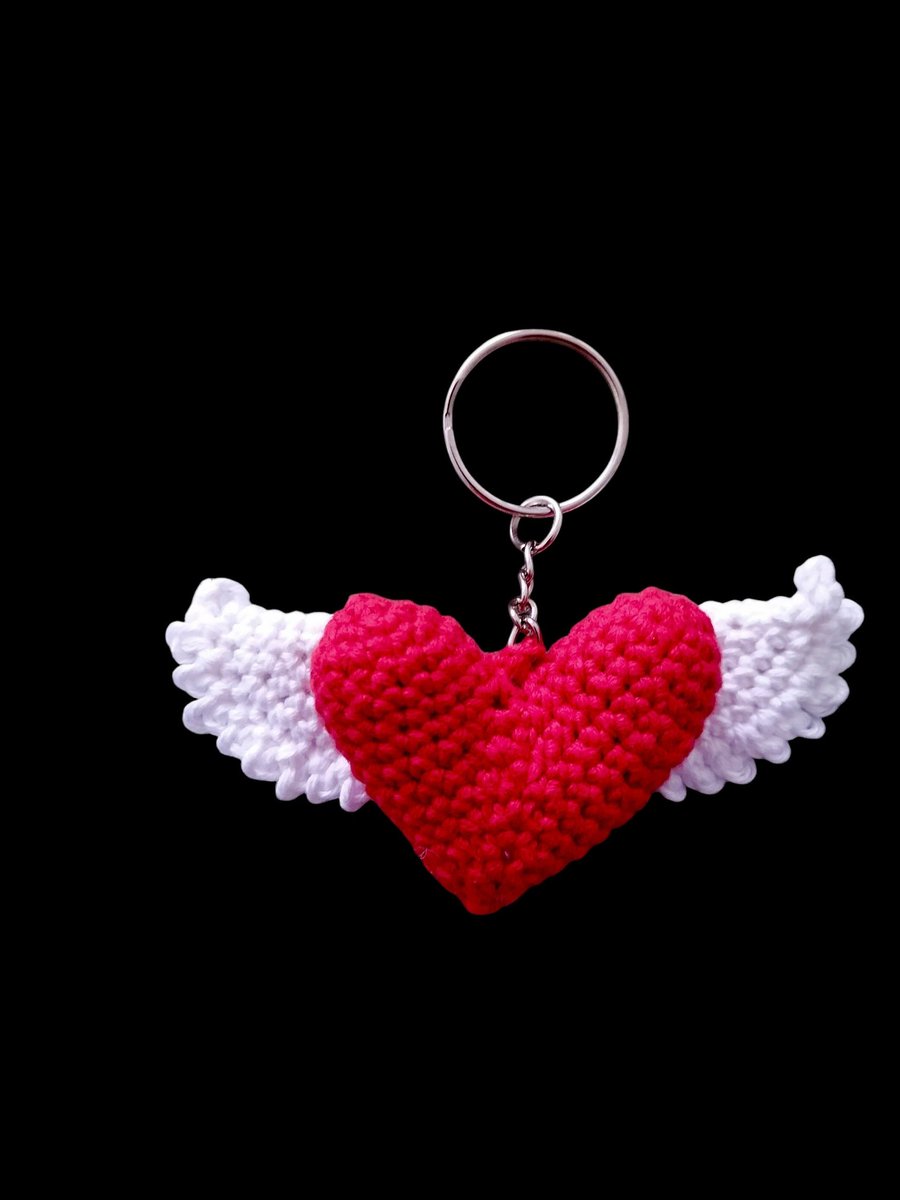 LadyElsaV's tweet image. #Laboreando #ganchilleando #llavero El amor te da alas.
