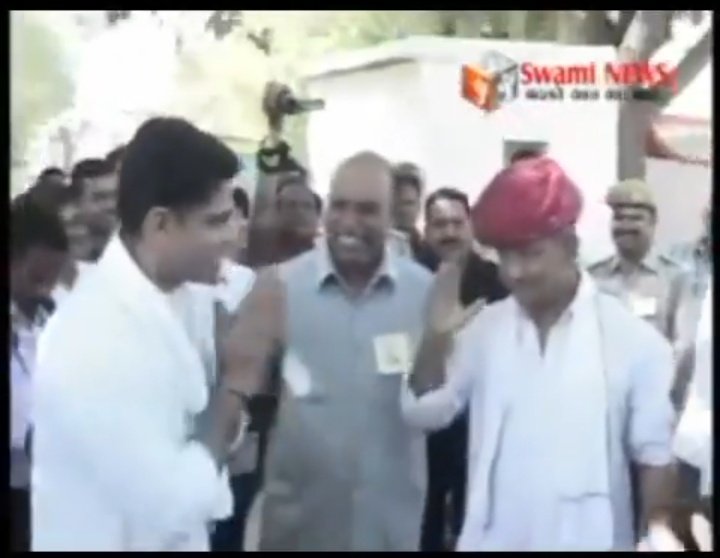 यह फ़ोटो तब की हैं... जब स्वर्गीय श्री सांवर लाल जाट साहब ने 1 लाख 72 हजार वोटों का करंट दिया था।
करंट भी ऐसा दिया था जो अज़मेर ही छोड़ भागे...

खैर कोई ना #सांवर_लाल_जाट अमर रहे 🙂🙏