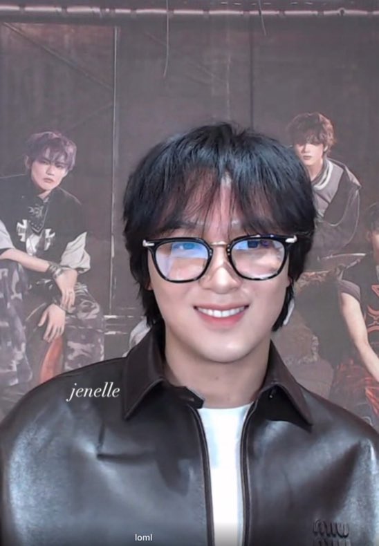 haechan with glasses for today’s fancalls!!