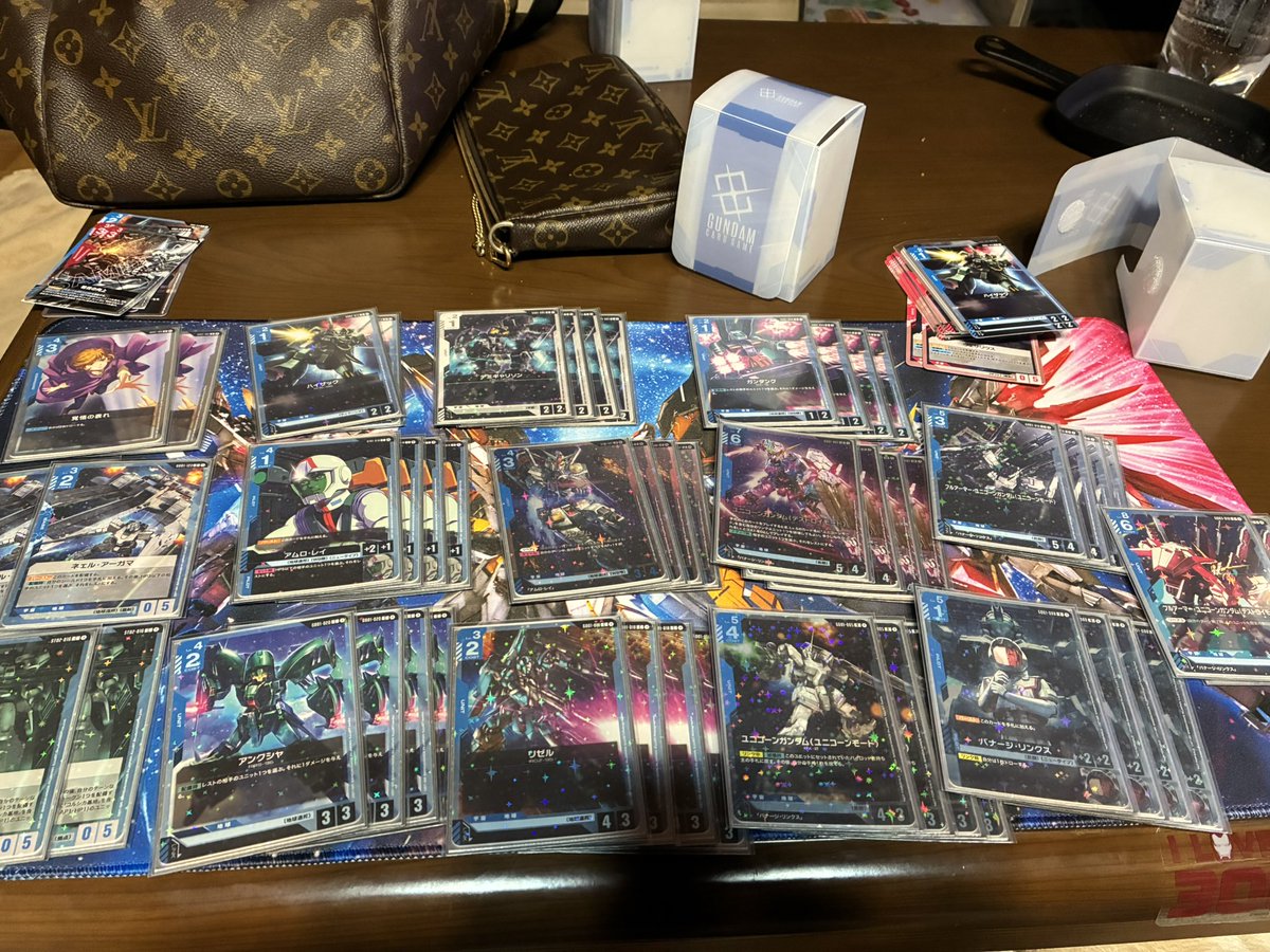 昨日も我が家に友達ら
遊び来て楽しかったぜ😉

キングダムつけながら
キングダム新弾勉強会🤓
#ユニオンアリーナ

#ガンダムカードゲーム
も追加でいろんな構築
改良して試してるけど
やっぱ緑白が安定かな🤔
(ピースミリオン強すぎ)