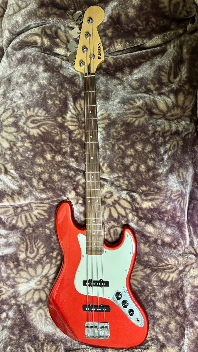 このベースを見て連絡をくれたオクヤスタカさん @8stringsbass から