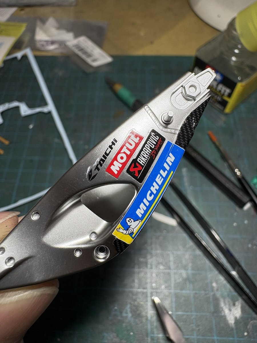 小物デカール貼り終えました
カーボンデカールは型取り、切り出ししてみました