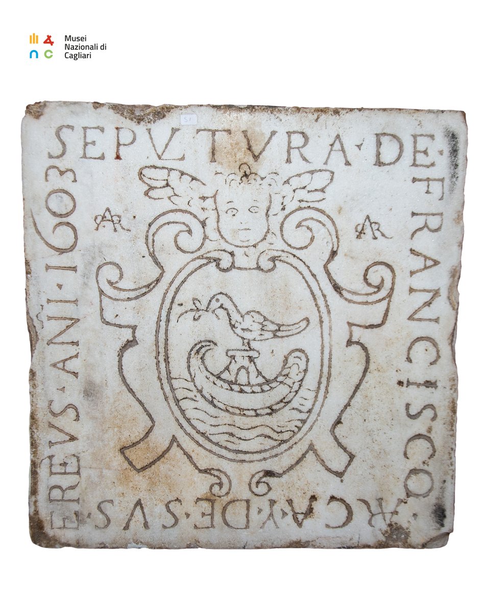 Per la Giornata mondiale della lingua e della cultura greca vi facciamo conoscere il rilievo attico rinvenuto nel 1849 nella basilica di Bonaria a Cagliari, che era stato utilizzato nel 1603 per la sepoltura del nobile catalano FranciscoArca, come indica l’iscrizione sul retro
