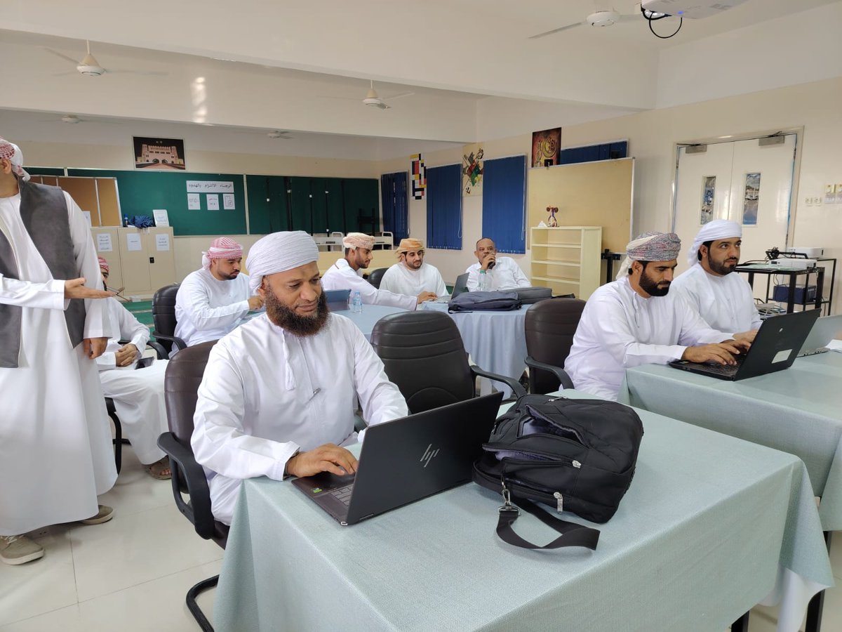 edugovbur7130's tweet photo. انطلاقًا نحو التميز التعليمي .. الأستاذ محمد الحامدي مشرف اللغة العربية، نفذ ورشة عمل لمعلمي مدرسة السلطان قابوس حول برنامج Notebook، حيث استعرض كيفية تصميم عروض تقديمية، خرائط ذهنية، وملخصات صوتية وفيديو بكل احترافية. https://t.co/1HSqBuXWGK