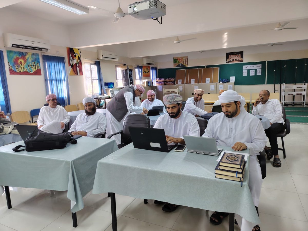 edugovbur7130's tweet photo. انطلاقًا نحو التميز التعليمي .. الأستاذ محمد الحامدي مشرف اللغة العربية، نفذ ورشة عمل لمعلمي مدرسة السلطان قابوس حول برنامج Notebook، حيث استعرض كيفية تصميم عروض تقديمية، خرائط ذهنية، وملخصات صوتية وفيديو بكل احترافية. https://t.co/1HSqBuXWGK