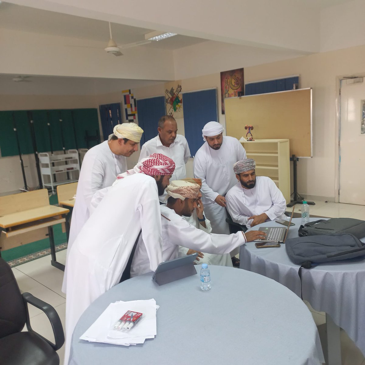 edugovbur7130's tweet photo. انطلاقًا نحو التميز التعليمي .. الأستاذ محمد الحامدي مشرف اللغة العربية، نفذ ورشة عمل لمعلمي مدرسة السلطان قابوس حول برنامج Notebook، حيث استعرض كيفية تصميم عروض تقديمية، خرائط ذهنية، وملخصات صوتية وفيديو بكل احترافية. https://t.co/1HSqBuXWGK