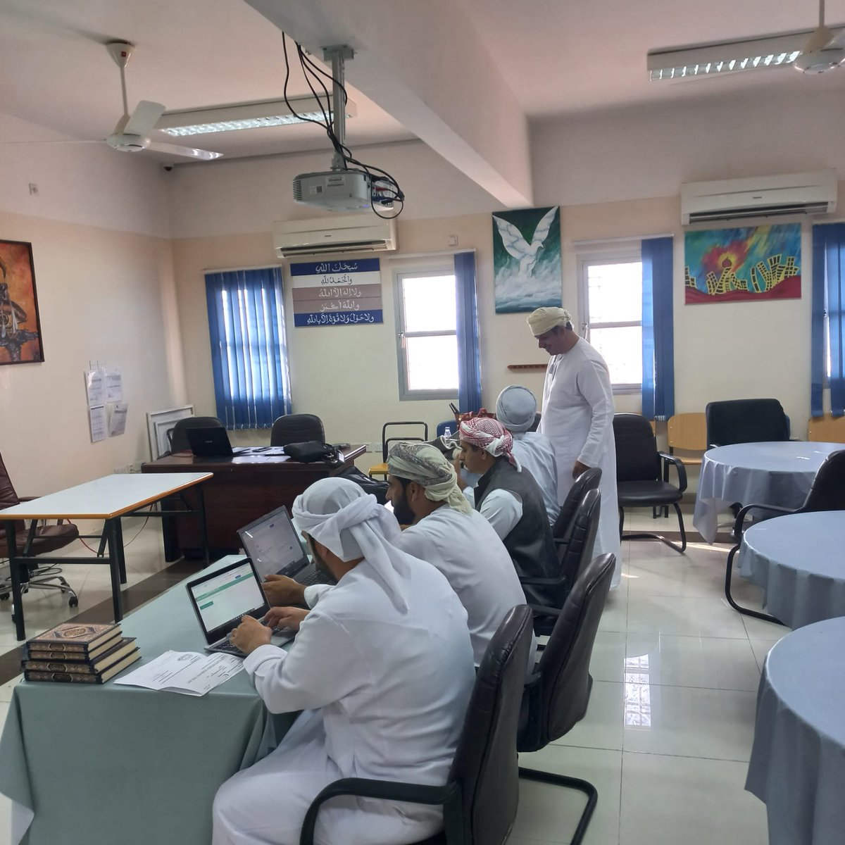 edugovbur7130's tweet photo. انطلاقًا نحو التميز التعليمي .. الأستاذ محمد الحامدي مشرف اللغة العربية، نفذ ورشة عمل لمعلمي مدرسة السلطان قابوس حول برنامج Notebook، حيث استعرض كيفية تصميم عروض تقديمية، خرائط ذهنية، وملخصات صوتية وفيديو بكل احترافية. https://t.co/1HSqBuXWGK