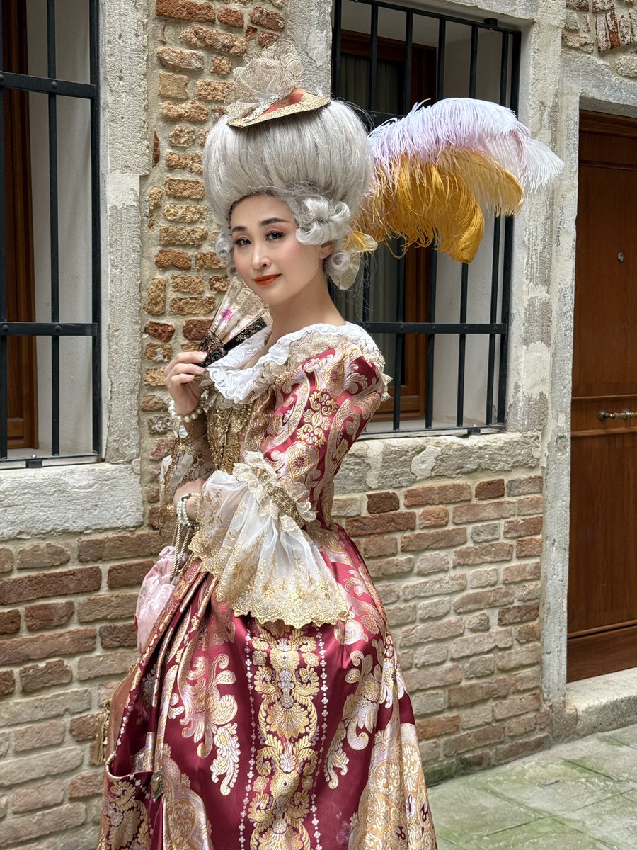 Kotoratte's tweet photo. 🇮🇹ヴェネツィアのカーニバルに参加してきました。

👗@bibide_babide33 
さんのドレスをお借してます
『カーニバルの為のローブ　2019』

The fantastical Venice Carnival. Just by putting on a costume, you can become someone other than yourself with the secret magic.
#CarnevaleVenezia2026 https://t.co/Mey2y066a5