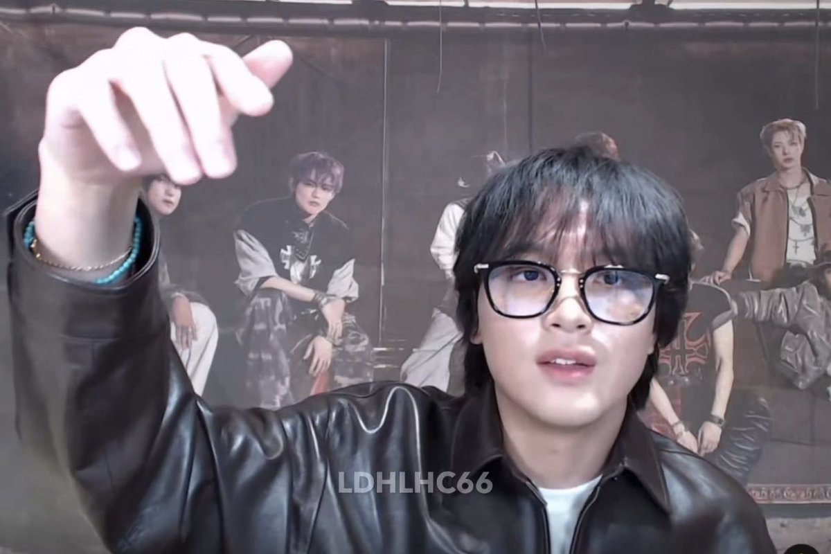 sskngntuk's tweet image. 1. kacamata
2. jaket kulit
3. pake gelang
4. gondrong
udah tutup aja tokonya