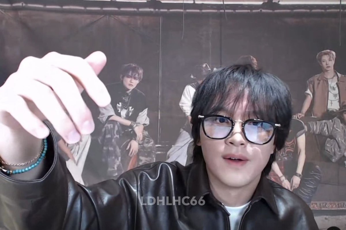 sskngntuk's tweet image. 1. kacamata
2. jaket kulit
3. pake gelang
4. gondrong
udah tutup aja tokonya