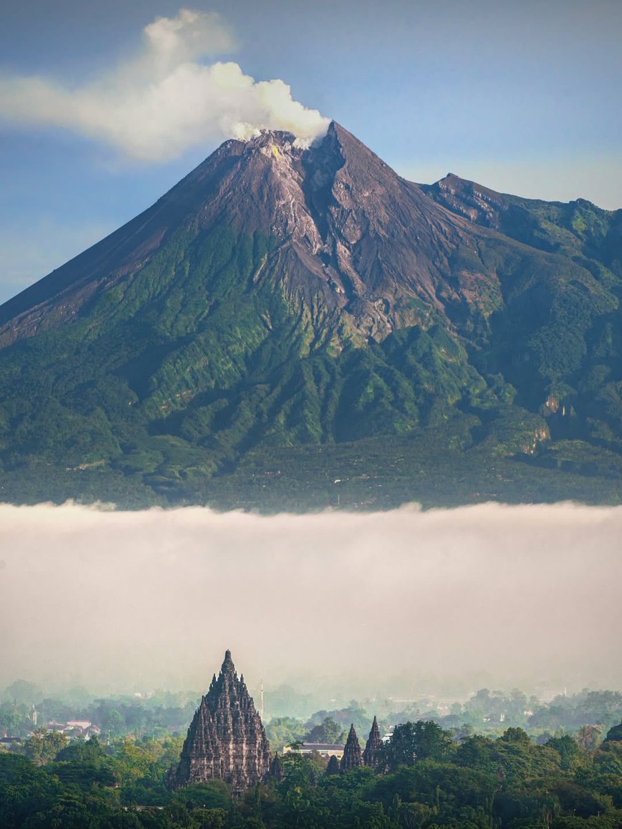 Candi Prambanan dan Gunung Merapi yang dipisahkan oleh lautan awan Seperti kolase dua foto, padahal ini satu foto utuh 

(Iqbalxpangestu)