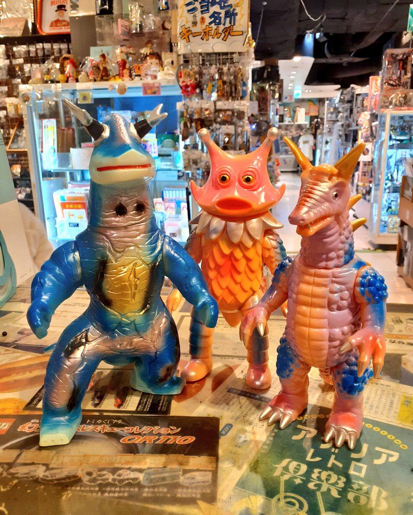 ブルマァク 復刻ソフビをお持ち頂きました ギロ星獣がびっくり顔で