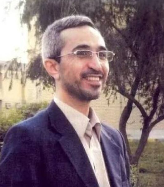 Rahro3816's tweet photo. باورش این بود،علم بدون تواضع ناقصه!
بقیه اگه سر مسئله ای گیر میکردن،میگفت؛
اول بذار بفهمم سؤال دقیقا چی می‌خواد؛ جواب خودش میاد!
نه تریبونی داشت،نه اهل دیده‌شدن بود.صبح‌ها دانشجو می‌دید،شب‌ها مسئله،و میان این دو،بی‌هیاهو برای آینده‌ یک سرزمین فکر می‌کرد.مظلومیتش اونجایی بود که نامش دیر گفته شد، اما دشمن زود فهمید کدوم مغز خطرناک‌تر از هر سلاحیه!

رفت...بی‌آنکه ادعایی داشته باشد، بی‌آنکه سهمی بخواد. و این،سنگین‌ترین شکل مظلومیته: کسی که برای همه ایستاد،اما خودش بی‌صدا ایستاده بود.
 از اون مردایی بود که در خط مقدم علم وایساد، جایی که اشتباه، فاجعه است و دقت، امنیت می‌ساخت. به دل محاسبات هسته‌ای زد؛  جایی که نوترون‌ها سرنوشت راکتور را تعیین می‌کرد و عددها، مرز بین آرامش و بحران‌.
 بی‌هیاهو، دانش را بومی کرد تا علم این سرزمین به اجازه‌ هیچ‌کس گره نخوره؛ معادله نوشت، مسیر ساخت، و نسل پرورش داد.
 این حماسه‌ شهریاری بود: ساختن ستون‌های نامرئی امنیت، با ذهنی آرام و ایمانی استوار
 فقط استاد کلاس نبود؛
دانشش وارد پروژه‌های واقعی می‌شد،
جایی که تصمیم علمی، تصمیم ملی بود

نظر آیت الله جوادی آملی در موردش این بود؛
راز موفقیّت شهید شاهد، دکتر شهریاری، پی‌ بردن به حقیقت علم و هجرت از آن به معلوم  و ترغیب به چنین هجرت است. چنین افرادی آن‌ قدر مقتدرند که در مصاف مرگ پیروز می‌شوند و مرگ را می‌میرانند و خود برای ابد زنده می‌‌مانند.

خلاصه که؛ راهیست راه عشق، که هیچش کناره نیست  آنجا جز آنکه جان بسپارند، چاره نیست