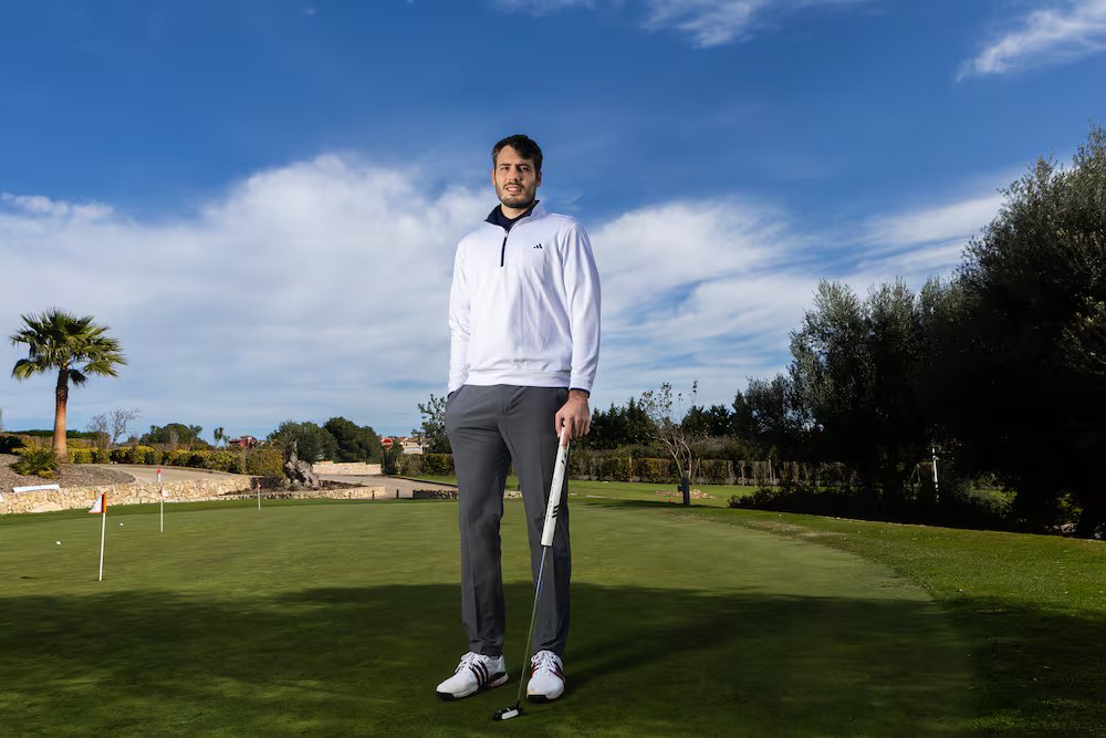 rfegolf's tweet photo. “Tengo tiempo libre para mí y me he aficionado al golf. Me gusta estar cuatro o cinco horas en la naturaleza, sin pensar en nada. Cada día es diferente y cada vez que pegas a la bola es un reto nuevo. Yo era de los que decía que era aburrido y me ha enganchado”.

🏀 ⛳ Bienvenido a nuestro (tu) deporte, Álex Abrines👋

📸 @el_pais  
Entrevista de @juanmorenilla  
Foto de Francisco Ubilla