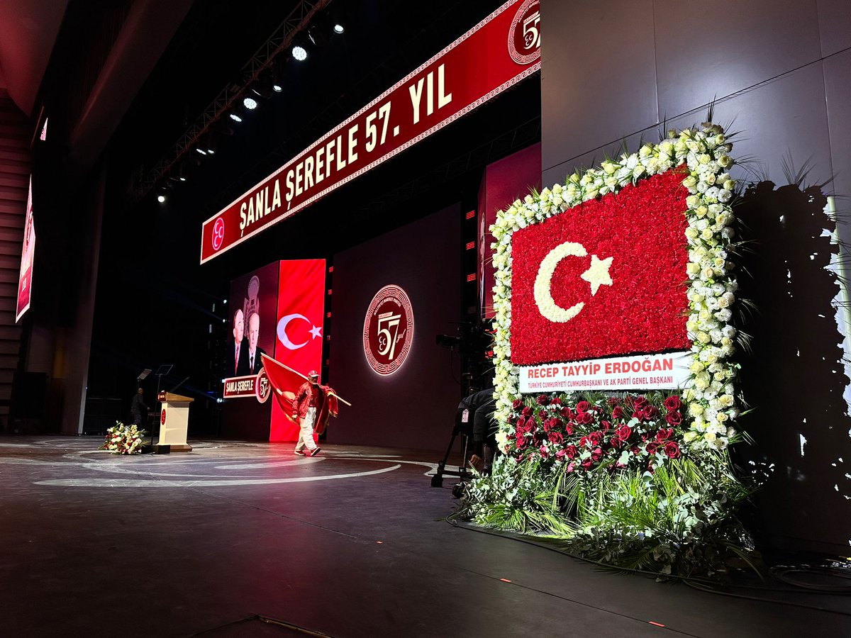 MHP_Bilgi's tweet photo. Cumhurbaşkanımız Sayın Recep Tayyip Erdoğan, Genel Başkanımız Sayın Devlet Bahçeli'ye partimizin 57. kuruluş yıl dönümü vesilesiyle 57 gülden oluşan Türk bayrağı temalı özel bir çiçek aranjmanı gönderdi. https://t.co/Dz8oQEP4oz