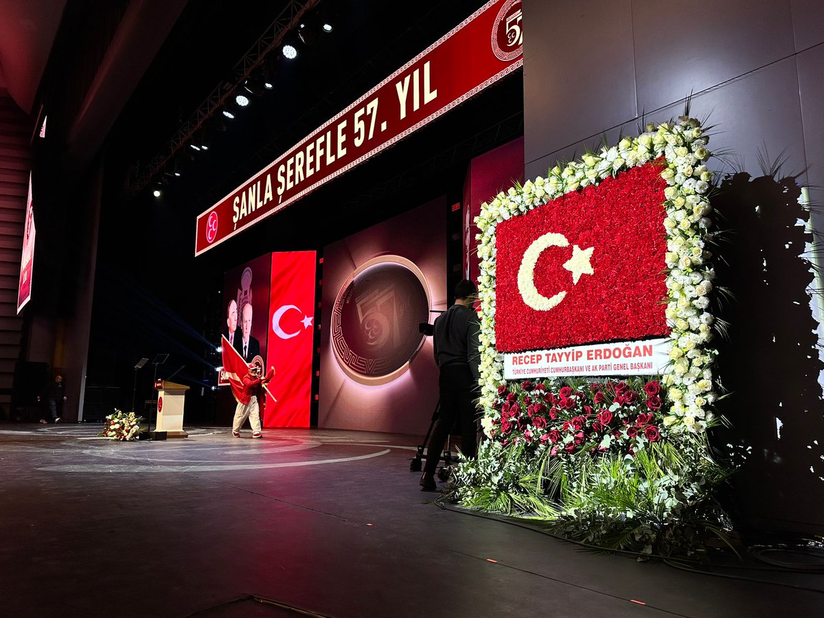 Cumhurbaşkanımız Sayın Recep Tayyip Erdoğan, Genel Başkanımız Sayın Devlet Bahçeli'ye partimizin 57. kuruluş yıl dönümü vesilesiyle 57 gülden oluşan Türk bayrağı temalı özel bir çiçek aranjmanı gönderdi.