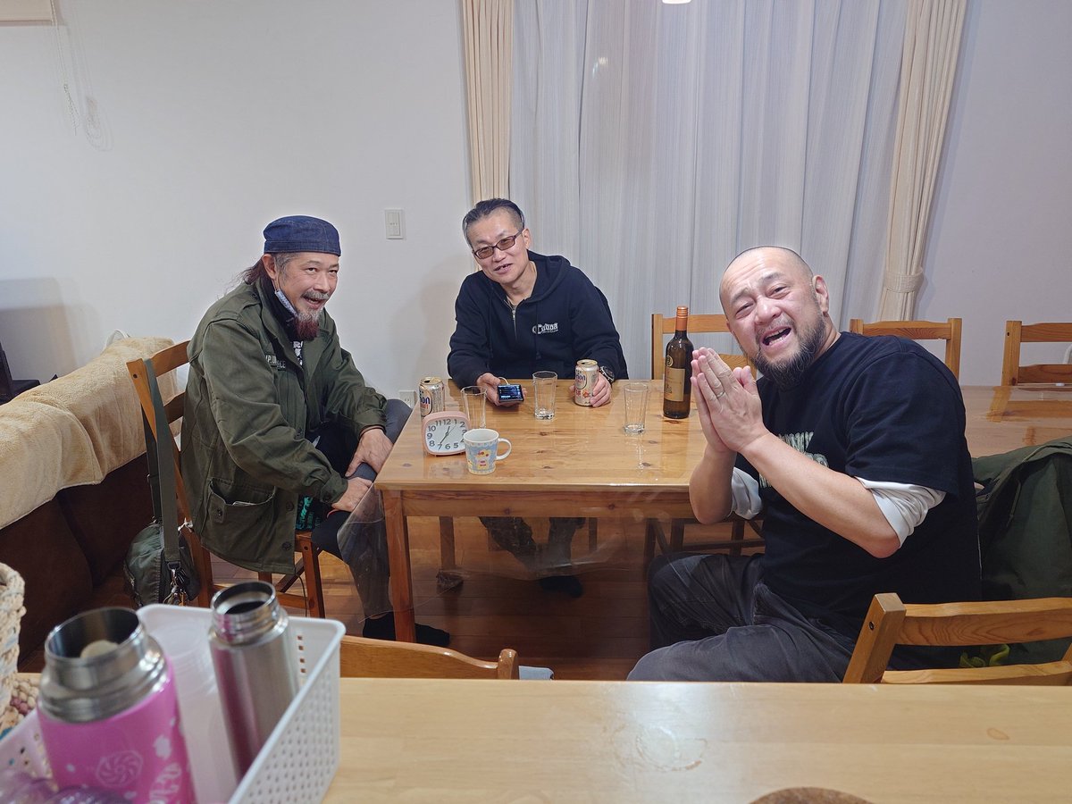 【AWAKED】ひーちゃん追悼@沼津SPEAKEZからの二次会@武井邸。
SHADYGLIMPSE武井君には助けられてばかりです。いつもどうもありがとう🙏

昨夜は雪の中ご来場ありがとうございました👏
左からUNITEDアキラ、ひさお、ワタシ。

AWAKED3枚目の新作は3/25発売です🎉
タイトルはTHE RIVERね。よろしくです。