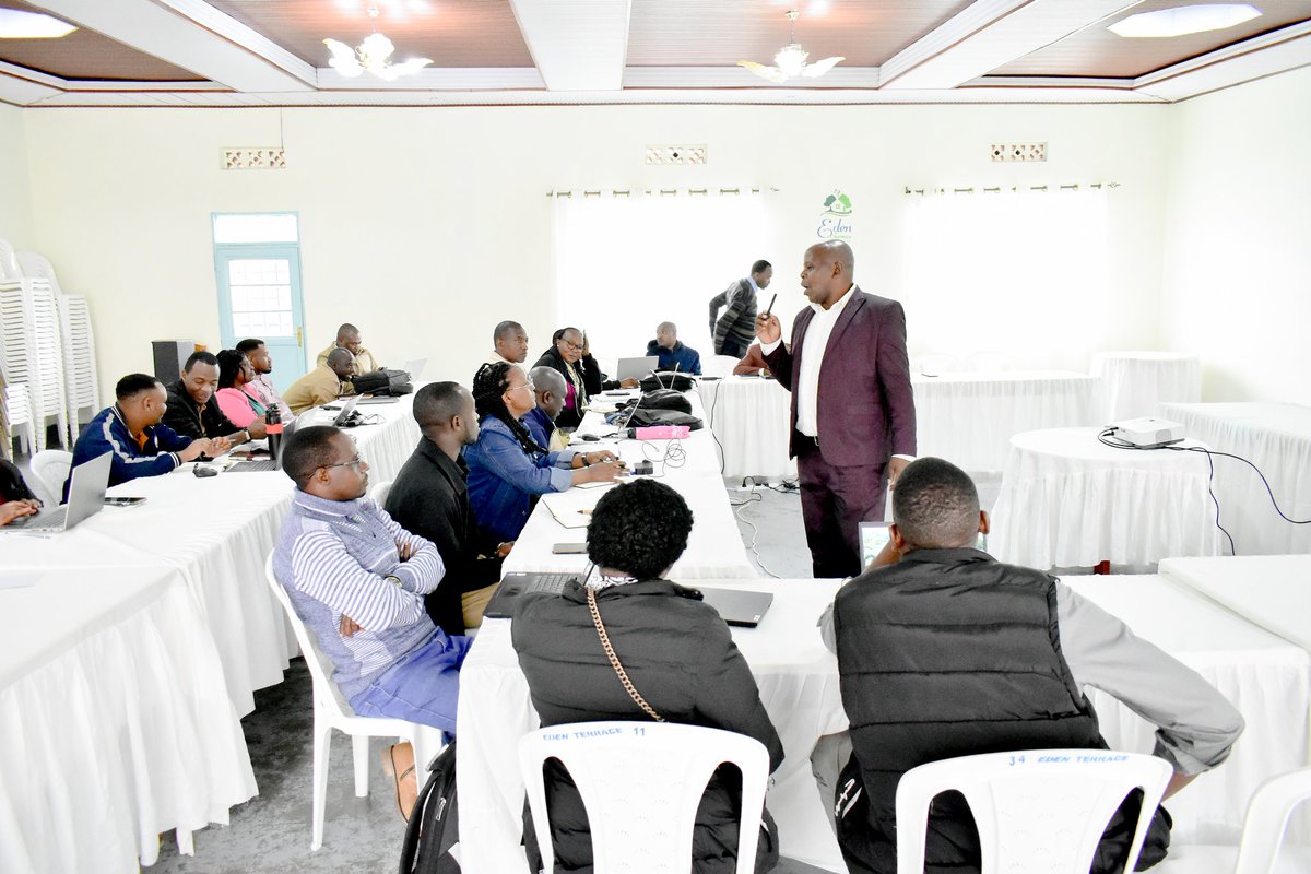 Byumba_Hospital's tweet photo. Nk'uko byagarutsweho n'inzobere zaturutse muri @RwandaProcure, ngo aya mahugurwa agamije:
-Kubafasha kumenya neza imitangire y'amasoko, amategeko n'amabwiriza agenga imitangire y'amasoko;
-Kubafasha kuzongera umusaruro no kwihutisha akazi mu buryo bunoze nyuma y'aya mahugurwa; https://t.co/OONH2rU6kL