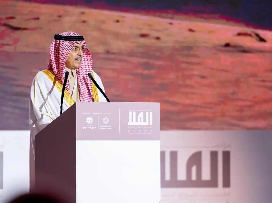 وزير المالية السعودي محمد الجدعان على هامش مؤتمر العلا للاقتصادات الناشئة 2026 المنعقد بمدينة العلا السعودية: ينبغي عدم الخلط بين عجز الموازنة الجيد والعجز السيئ والأخير هو الذي لا يحقق أي نمو، بل يراكم التزامات مستقبلية. حتى لو كنت تقترض وتنفق، فإن هذا الاقتراض والإنفاق سيؤديان إلى مزيد من الأعباء، لأنك ببساطة تخلق التزامات لا يمكن التراجع عنها، سواء كانت نفقات تشغيلية حكومية أو غيرها. على العكس من ذلك، فإن العجز الجيد يتمثل في تمويل مشروعات شديدة الأهمية تحفز النمو مثل البنية التحتية واللوجستية والمطارات، والموانئ، وشبكات السكك الحديدية. حيث تشجع على زيادة استثمارات القطاع الخاص، كما تسهم في خفض تكلفة التمويل 