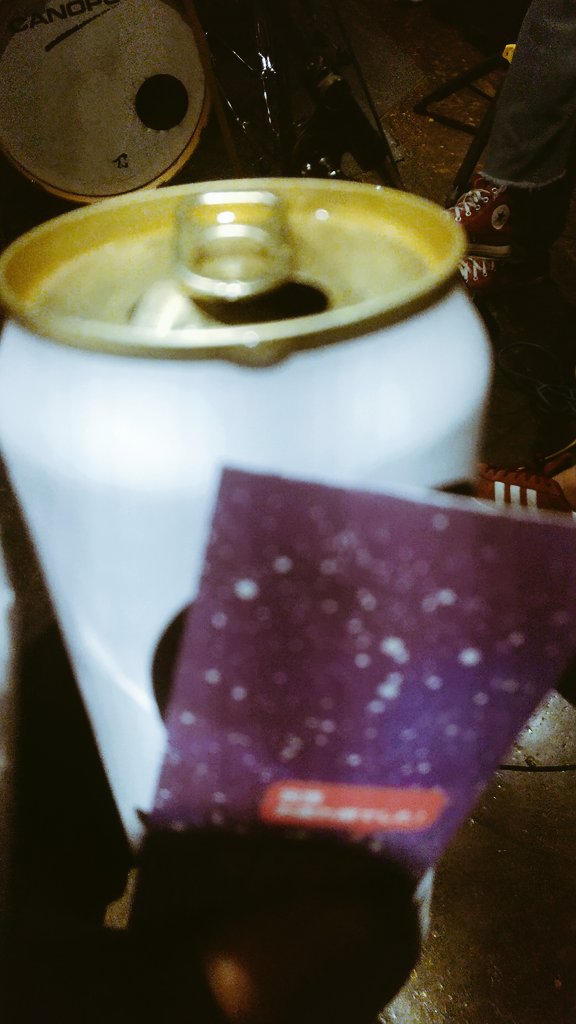 《アル中アルアルシリーズ》

昨夕は投票に行きその足で高円寺のスタヂオへ。呑み屋で知り合った三十代、楽器未経験男女が組んだバンドの初練習を観ながら呑む。その後全員で打ち上げへ行き、どうやって帰ったかも思い出せず、気付いたら財布を失くす。平穏な日々が続くことを願うことしか出来ず。