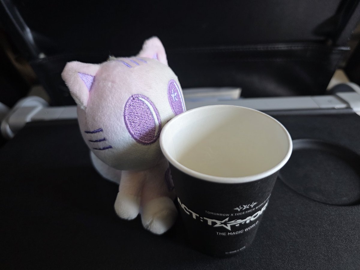 clx_2x2's tweet photo. @sweetmirage313 @SoobinAlmond I got plain water to keep the cup clean 🥹 https://t.co/2YvoXf2Ehv