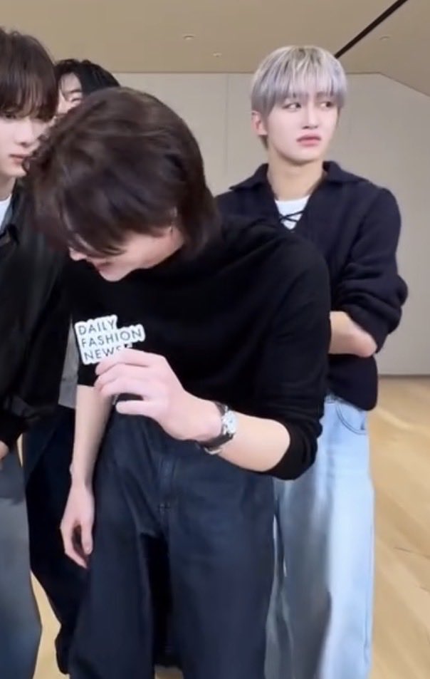 한지훈ㅅㅂ
도훈이형 애교 볼때랑 신유형 애교볼때랑 
반응차이너무한거아닙니까