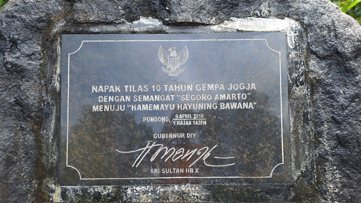 infomitigasi's tweet photo. EDISI MENGENANG 20 TAHUN GEMPA YOGYAKARTA 27 MEI 2006

Dan dari lokasi inilah Bencana itu bermula, lokasi epicentrum Gempa Yogyakarta 27 Mei 2006, Sesar Opak...

tidak kurang 6000 jiwa meninggal dan menyisakan pilu yang mendalam...
ribuan infrastruktur rusak berat..... https://t.co/5OGHtdswD5