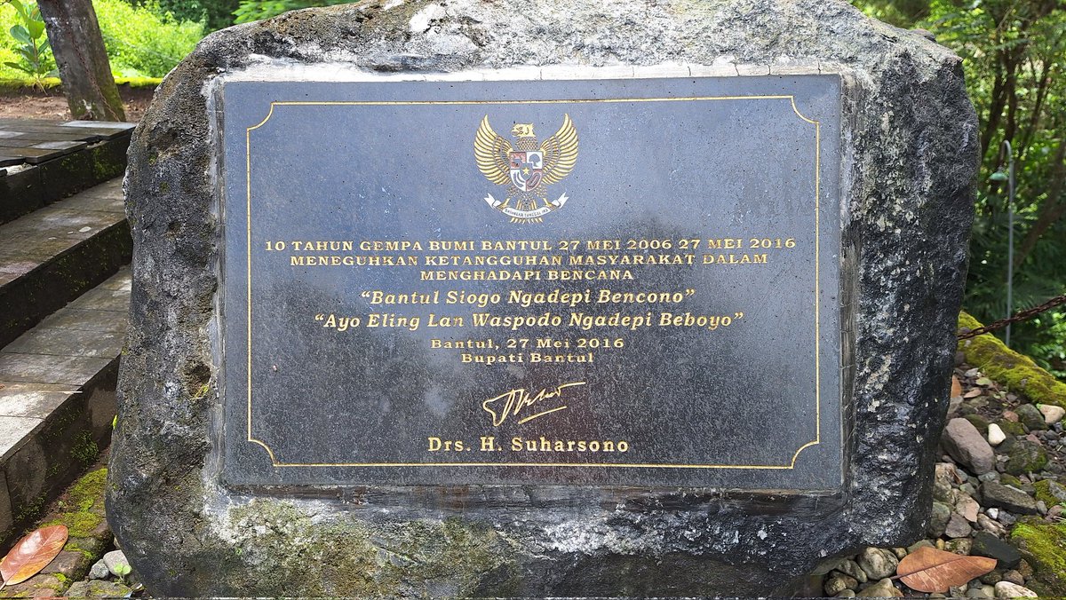infomitigasi's tweet photo. EDISI MENGENANG 20 TAHUN GEMPA YOGYAKARTA 27 MEI 2006

Dan dari lokasi inilah Bencana itu bermula, lokasi epicentrum Gempa Yogyakarta 27 Mei 2006, Sesar Opak...

tidak kurang 6000 jiwa meninggal dan menyisakan pilu yang mendalam...
ribuan infrastruktur rusak berat..... https://t.co/5OGHtdswD5