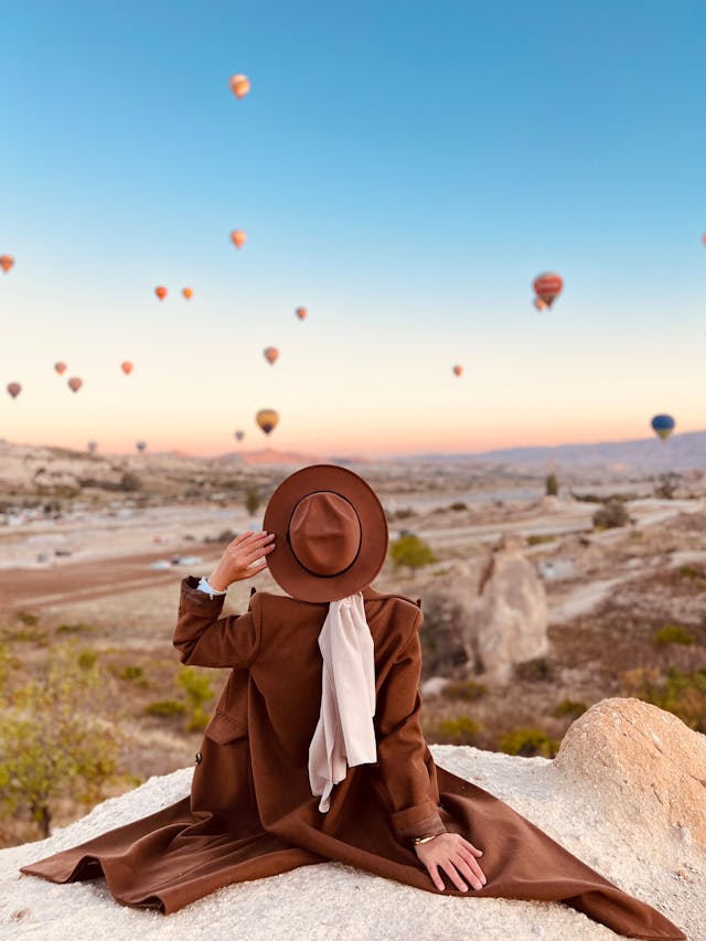 td8521's tweet photo. Colorful hot air balloons of various shapes and sizes hang high in the sky. https://t.co/FPk7kbzBTa