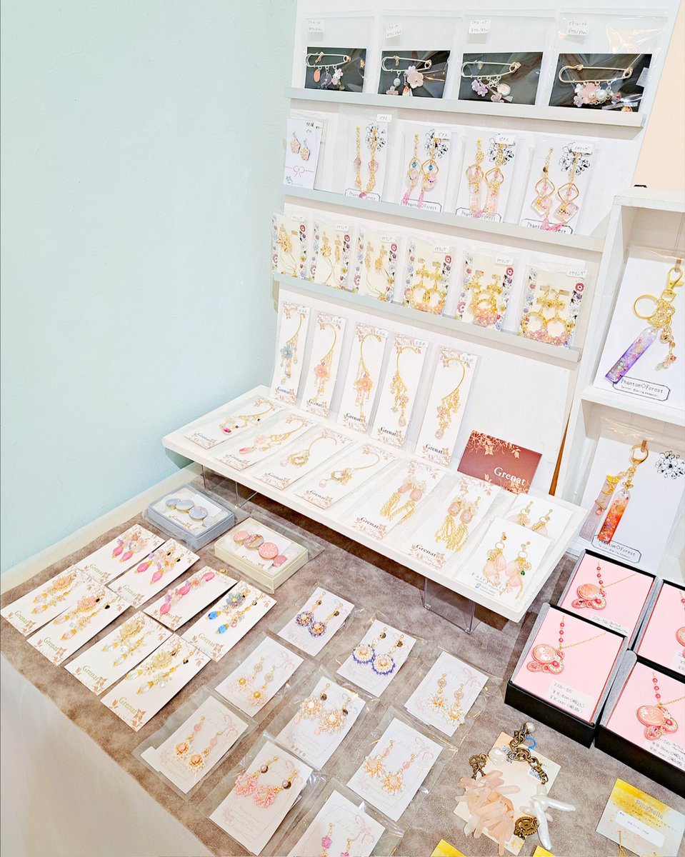 本日の営業終了致しました。
ご来店ありがとうございました！

⚠️明日はたまの定休日入れ替わり
2/10(火)お休み、翌2/11(祝)営業となります

また明後日、水曜日13-19時にて素敵な作品とともに中崎町にてお待ちしております🎵

︎🌟隣部屋104では #桜フェスF を2/23まで開催中！🌸*･

#はこみっつ