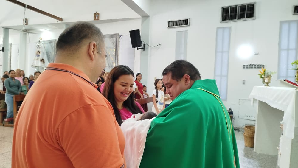 pfatimaplc's tweet photo. 🤍 Este domingo 8 de febrero fue  presentada en  el templo la pequeña Lía Victoria Guariguata Azócar en la Parroquia Nuestra Señora de Fátima.
Gracias al Padre Israel Cedeño Tarache por bendecir su camino en una hermosa eucaristía. #PuertoLaCruz #Fe https://t.co/enrvlsllNZ