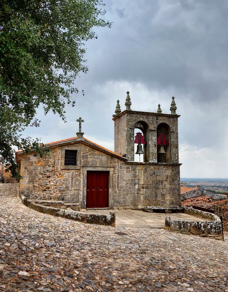 AHistoricasPT's tweet photo. Eis a Igreja Matriz da Aldeia Histórica de Castelo Rodrigo, dedicada a Nossa Senhora do Rocamador.

É um dos pontos de visita obrigatórios em Castelo Rodrigo, que vale mesmo a pena conhecer.

📸 @vanessaclfrancisco

#CasteloRodrigo #AldeiasHistoricas #AldeiasHistoricasdePortugal https://t.co/p5TEJuR11X