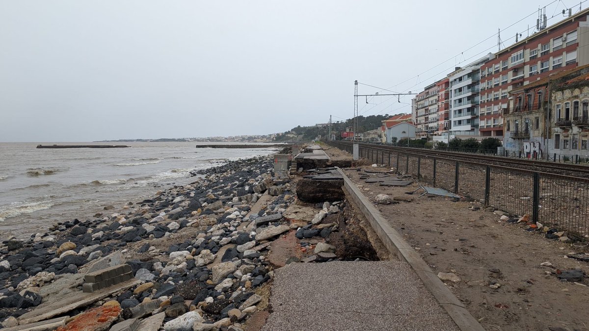 rmrsilva's tweet image. O buracão na zona do Dafundo, entre Algés e a Cruz Quebrada, que está na origem do caótico condicionamento na circulação da Linha de Cascais.