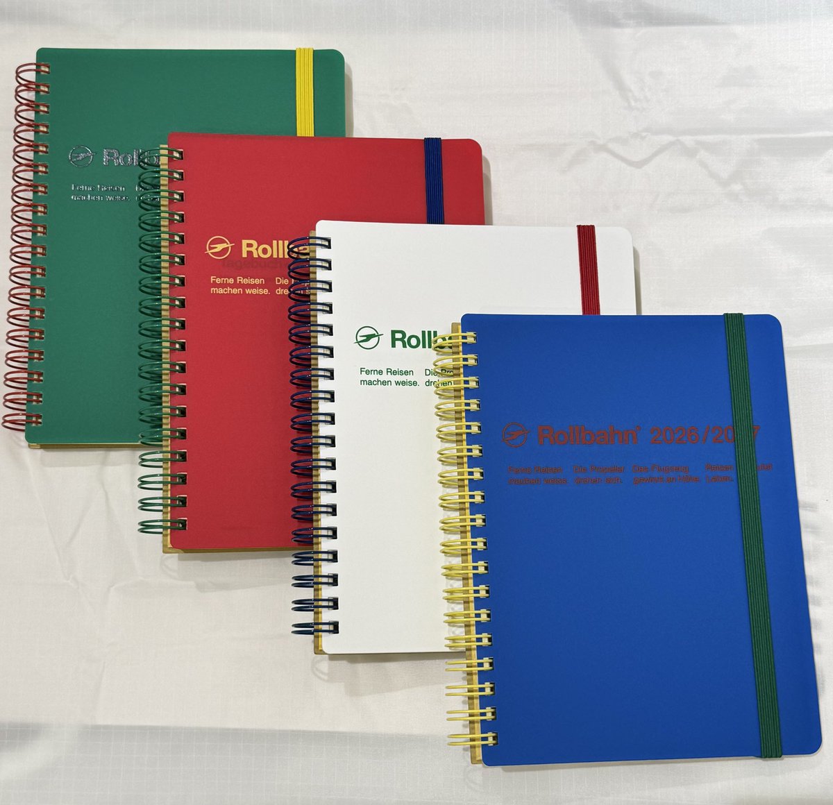 ロルバーン ダイアリー ビボ
発色のいいプラスチック素材の表紙に、リングやロゴ、ゴムバンドで差し色をプラスしました。レトロなおもちゃのような楽しさを感じるデザインです。
#ロルバーン #ロルバーンダイアリー