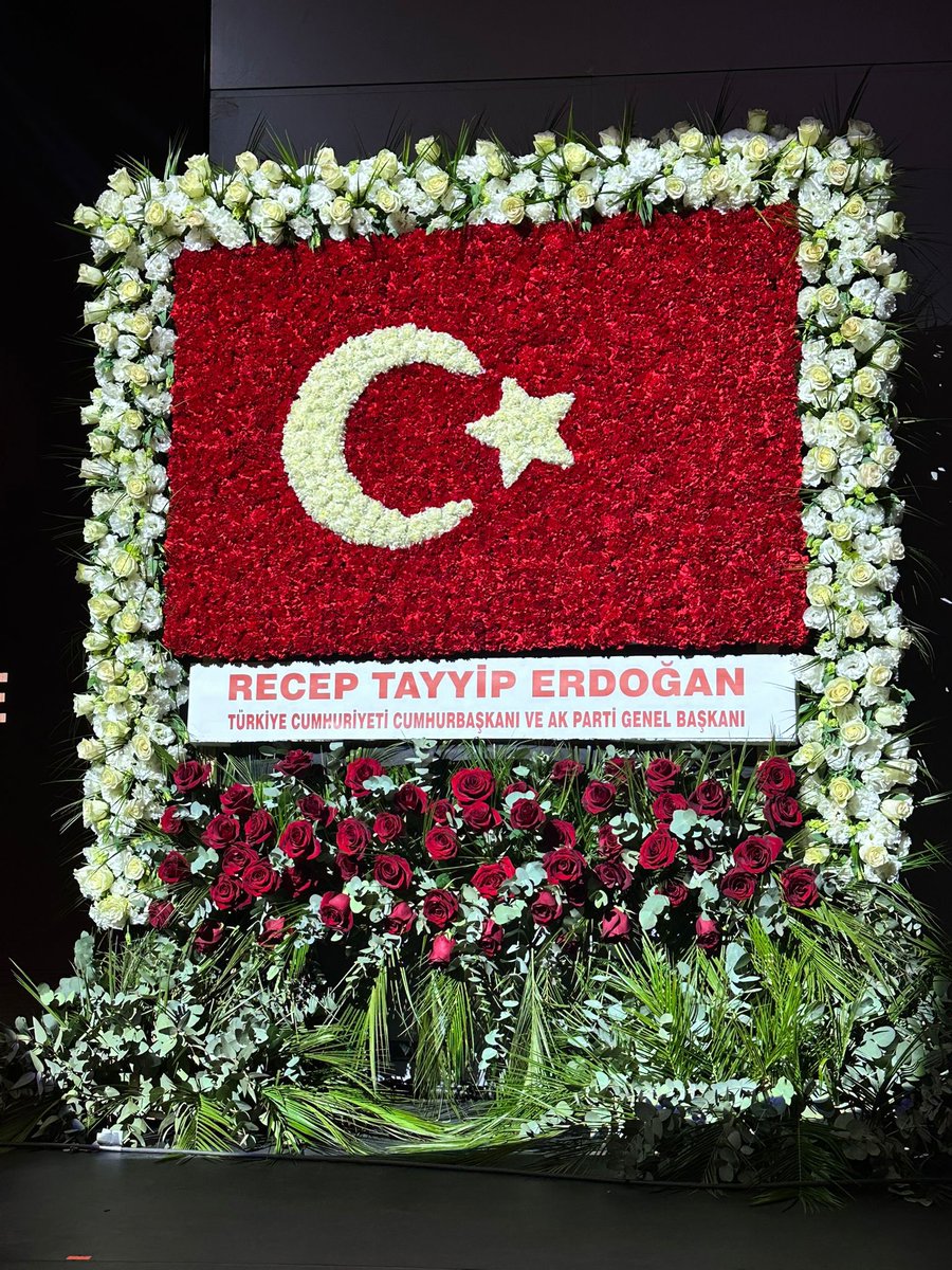 Cumhurbaşkanımız Sayın Recep Tayyip Erdoğan, Liderimiz Sayın Devlet Bahçeli'ye partimizin 57. kuruluş yıl dönümü vesilesiyle 57 gülden oluşan Türk bayrağı temalı özel bir çiçek aranjmanı gönderdi.