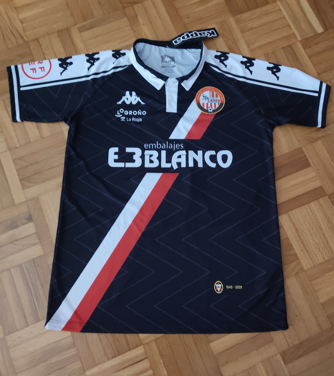 🌟SORTEO🌟

Tras el éxito del sorteo del año pasado, volvemos a sortear una camiseta a elegir entre la primera o segunda equipación.

📝 Requisitos:

- Seguir a <a href="/SDLogrones/">SD Logroñés</a> y <a href="/PlayLogrones/">▶️Play Logroñés🎙🇵🇱</a>
- RT 🔄 y Fav ❤️ a este post
- Comentario mencionando a 2 amigos.

Plazo hasta 23 Febrero