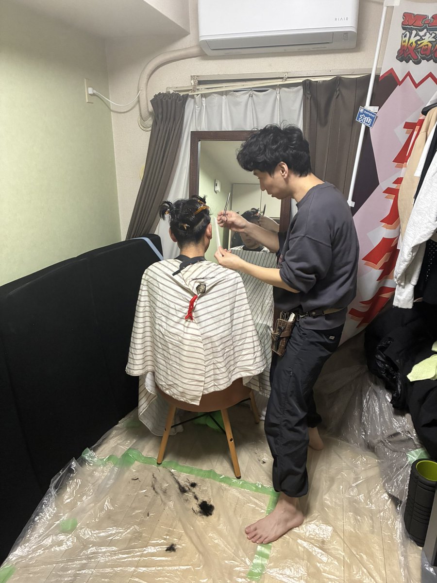 uberb_akd's tweet photo. 舟生は砂金さんの髪切るために僕の家に来て
砂金さんは舟生に髪切ってもらう為に僕の家に来た。

なんで俺ん家なんだよ！！！！
そんな簡易的なシート飛び越えて
絶対、髪の毛散らばるだろ！！！！
帰ってくれよ！！！！ https://t.co/21SHN8LOuB