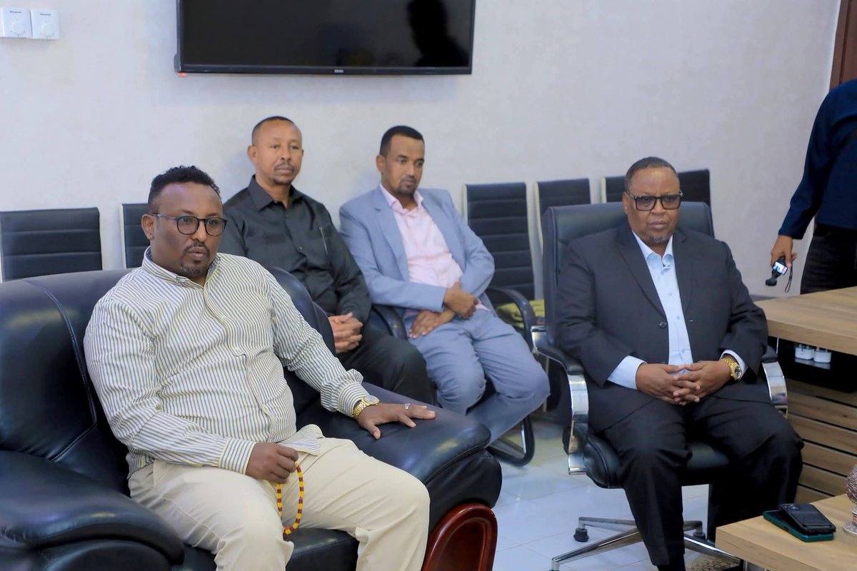 Guddoomiyaha Golaha Wakiillada Dowladda Puntland, Hon Abdirisak Ahmed Said, iyo wafdi uu hoggaaminayo oo ka mid ah Xildhibaanada Golaha oo ku safar shaqo ku jooga Magaaladda Gaalkacayo ee gobolka Mudug, ayaa booqasho iyo salaan ugu tagay Islaan Bashiir Islaan Cabdille