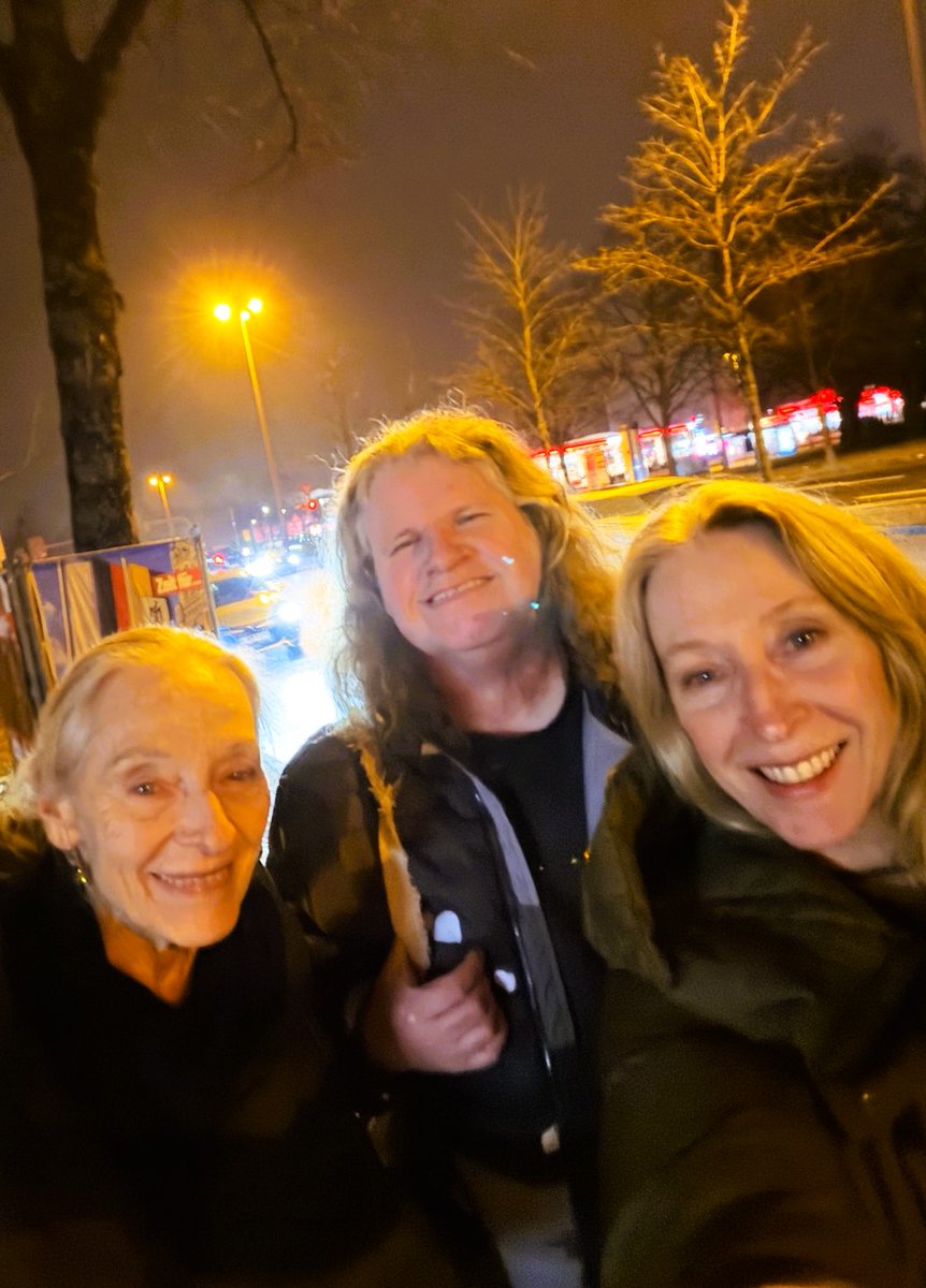 Sitehutseamstr1's tweet photo. Caught up with two beautiful friends I had not seen in 10 years.
#flaneur #wildman #greenman #notallwhowanderarelost #munich #münchen #germany #deutschland #beautifulgermany #schönesdeutschland https://t.co/yccYICgbhc
