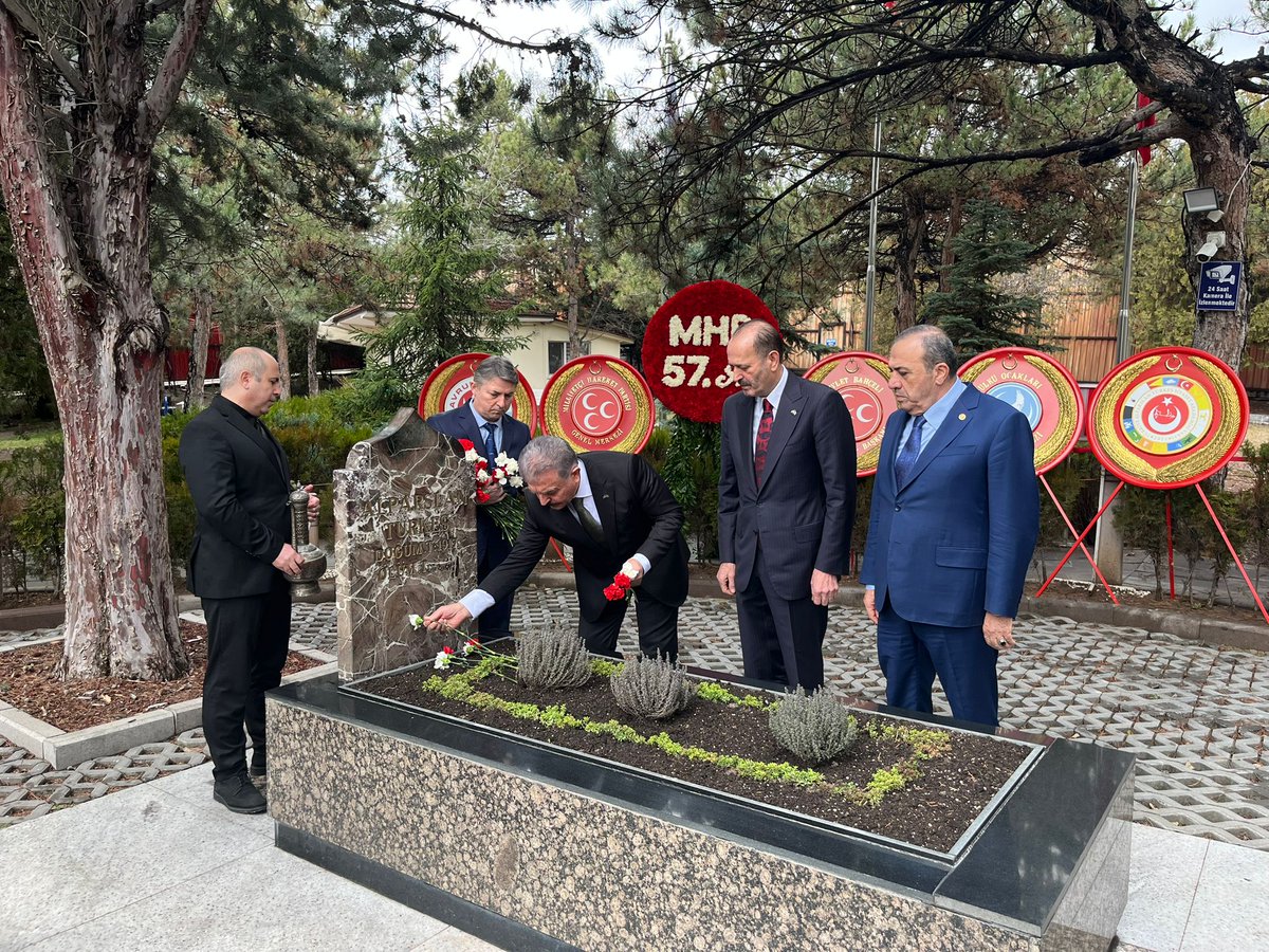 Partimizin 57. kuruluş yıl dönümünde Genel Sekreterimiz İsmet Büyükataman, Genel Sekreter Yardımcılarımız Tamer Osmanağaoğlu ve Vahit Kayrıcı, Başbuğumuz Alparslan Türkeş'in kabrini ziyaret etti.