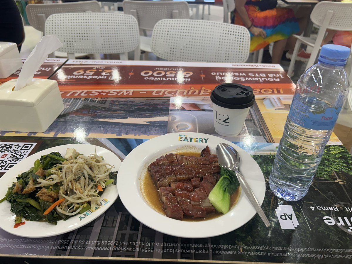 rakuenmap's tweet photo. タイ、オンヌットのフードコート。

水=15THB=75円
コーヒーアメリカン=60THB=300円
左のおかず=75THB=375円
右のチャーシュー=240THB=1200円

ちなみに、チャーシューは���シュランビブグルマン。だんだん物価が日本と変わらなくなってきた。1THBは5円です。 https://t.co/g0sue30cCW