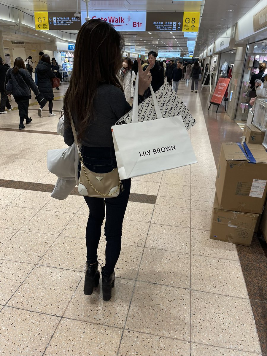 ekishima44k's tweet photo. くれたん昨日はありがとね✨
初めて会ったのに全く初めてって感じじゃないの不思議🤣笑
2本指忙しそう爆笑

寝坊したから服買えって服買わされてます🥺
ヤクザなの？🥺
そして買ったのに次の服探し始めたんだけど何着買うつもり…？笑
ともまるさん早くちゅん怪獣引き取って🥺 https://t.co/uROGWX2zSk