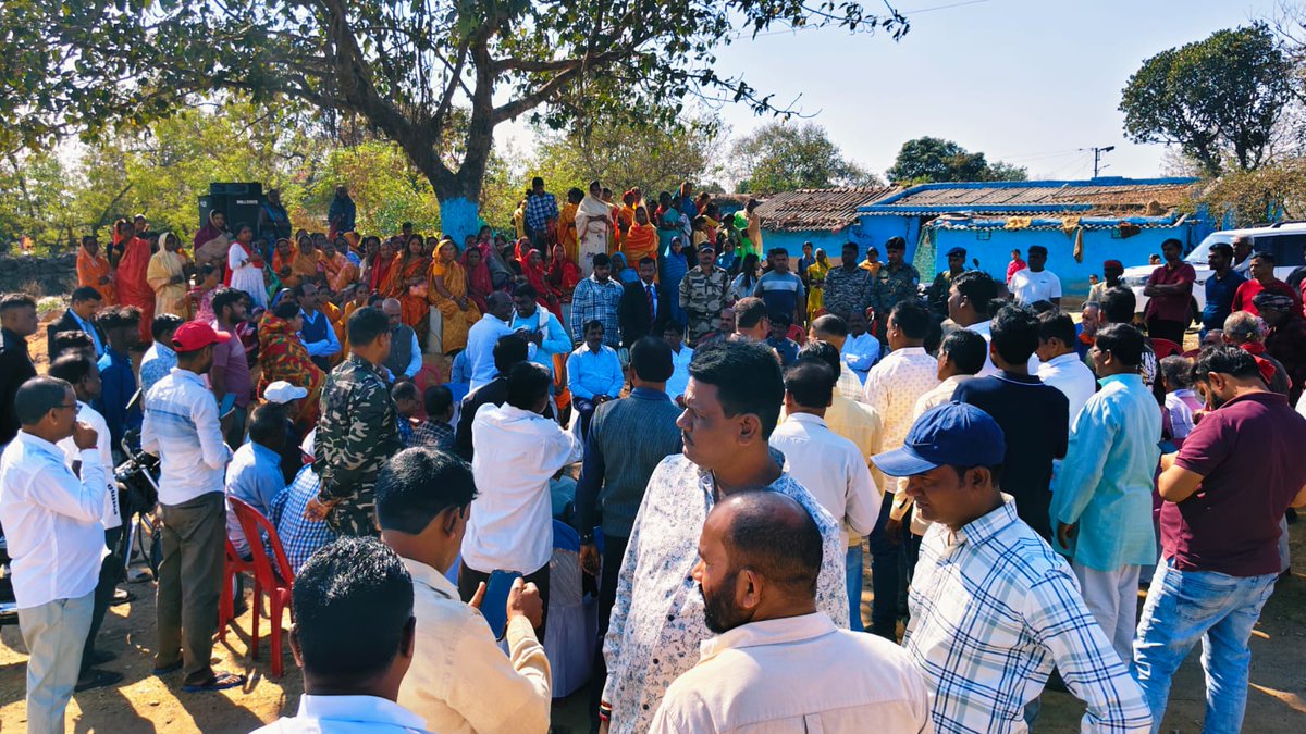 आज बाघमारा विधानसभा क्षेत्र के बरोरा बस्ती में ग्रामीणजनों से सीधा संवाद किया और उनकी समस्याओं, अपेक्षाओं एवं सुझावों को विस्तार से जाना। स्थानीय स्तर पर मौजूद कठिनाइयों को देखते हुए संबंधित अधिकारियों को आवश्यक दिशा-निर्देश दिया, ताकि प्राथमिकता के आधार पर उनका शीघ्र समाधान