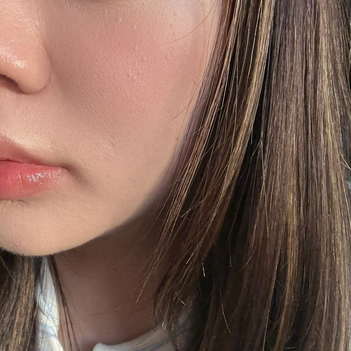 Hince All-Round Eye Palette
05 Rose Fuzz 

มีทั้งชิมเมอร์ แมตต์ กลิตเตอร์ในตลับเดียว สีโทนพีชๆชมพูนิดๆ สีน่ารักม้ากก เราชอบเอาช่องใหญ่มาปัดแก้มก่อน แล้วเอาแบบแมตต์ผสมสีมาปัดทับอีกที ได้แก้มพีชนวลๆ 

เอามาทาตรงตาสีจะออกมากลางๆไม่โดดมาก เนื้อนุ่มเป็นฝุ่นน้อย