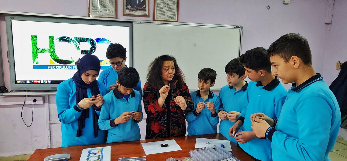 hayratiho's tweet photo. #HOPO Projesi kapsamında okulumuzun dijital ikizini oluşturmak için ;sıcaklık, nem, ışık, CO₂ ve su kullanımı verileri ölçüm sensörlerimizi sınıflara yerleştiriyoruz.
@tcmeb @Yusuf__Tekin @Trabzon_MEM @hasan_uygun91
@mdemircioglu01 @HayratMEM
@TrabzonArge
#HOPOprojesi https://t.co/XKyEmPNnBV