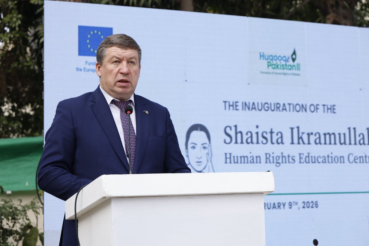 UNDP_Pakistan's tweet photo. Speaking at the launch of SIHREC, @EUPakistan 🇪🇺 Ambassador @KaroblisR emphasized #HumanRightsEducation as a driver of inclusive, democratic societies, and reaffirmed the EU’s long-standing partnership with Pakistan.

Through #HuqooqePakistanII, the EU is investing in young people and institutions that turn human rights principles into real-world practice.
