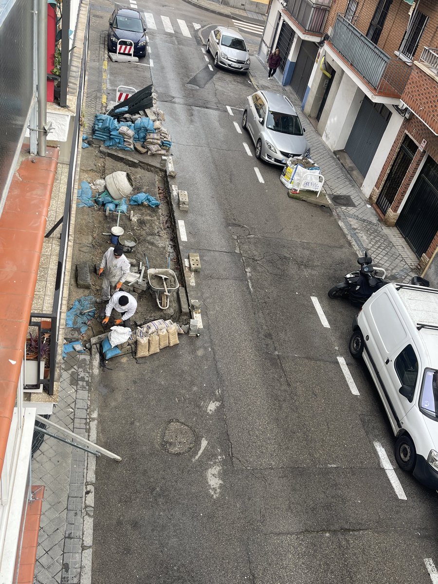 xXNaskoXx's tweet photo. La @JMD_villaverde sigue destruyendo aparcamiento sin piedad! https://t.co/qAotBza72S