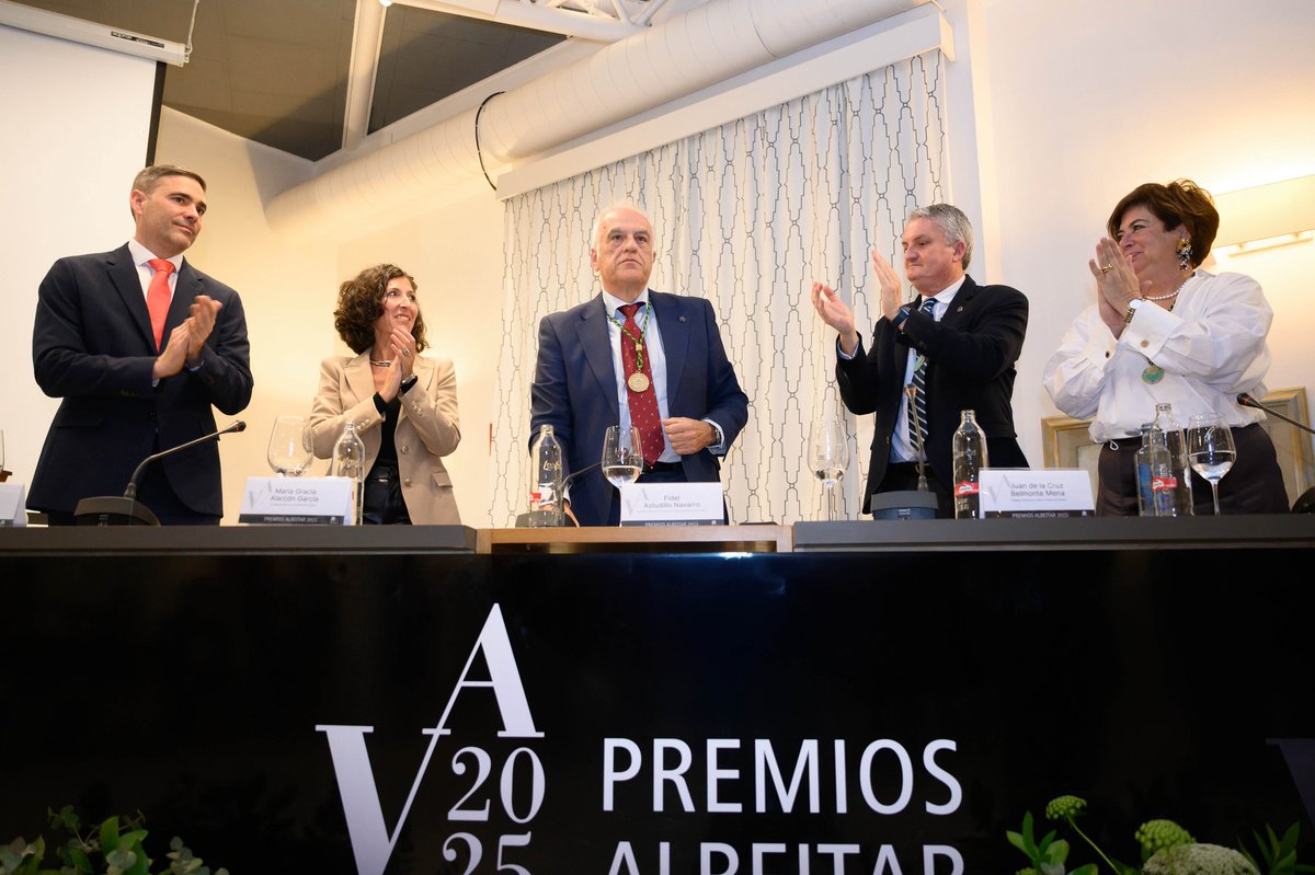 VeterinariosGRX's tweet photo. 📸 #PremiosAlbeitar2025
con @ocvespana @gonzalomorenodv Consejo Andaluz de Colegios Oficiales de Veterinarios #CACV @VeterinariosAlm
📍 #Mojácar #Almería https://t.co/yvrG80IJ4v